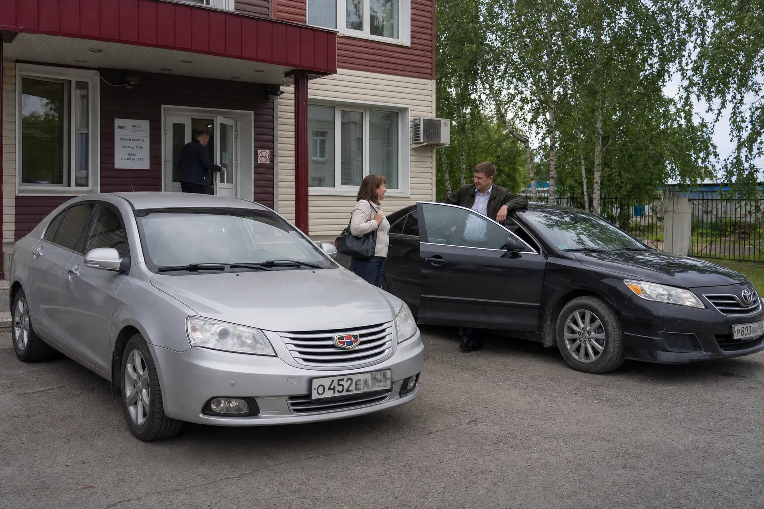 Координатор проверяет выпуск автомобилей корпоративного автопарка