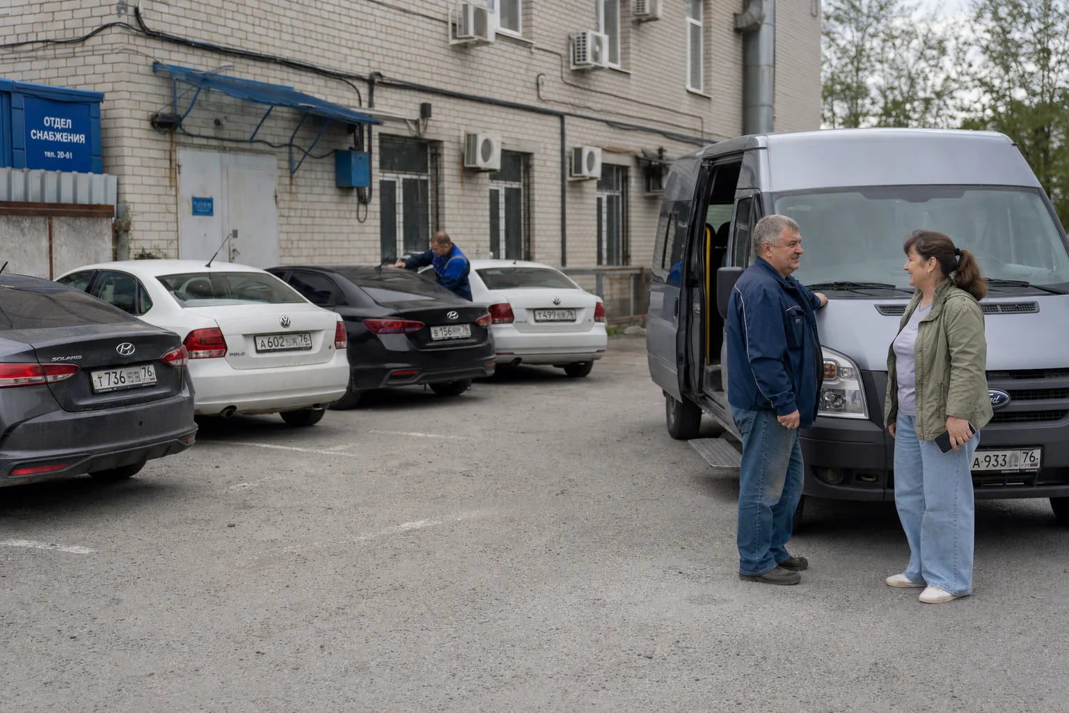 Координатор обходит расширенный автопарк на зимней площадке