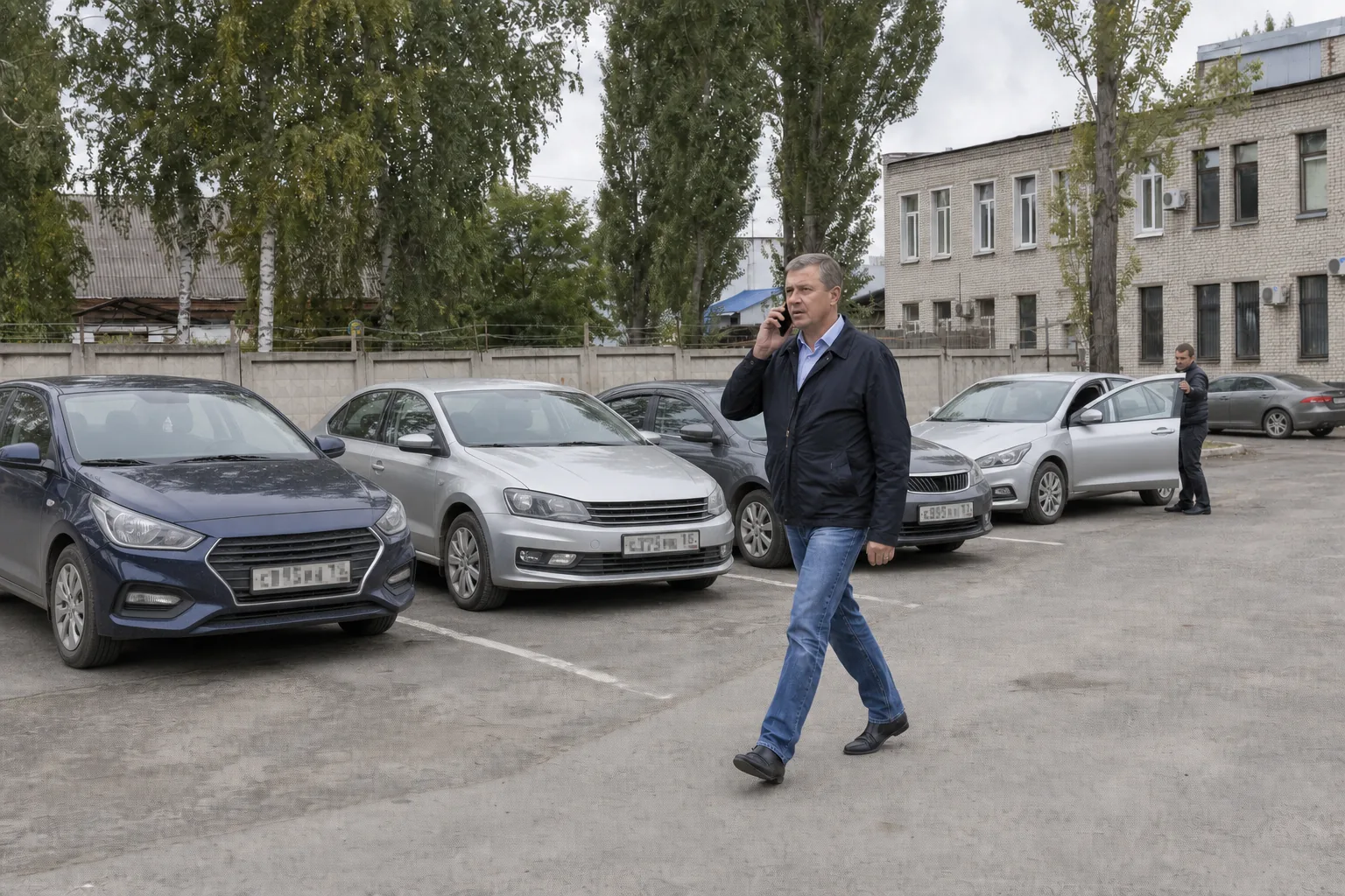 Механик осматривает автомобиль на подъёмнике и сверяет документы