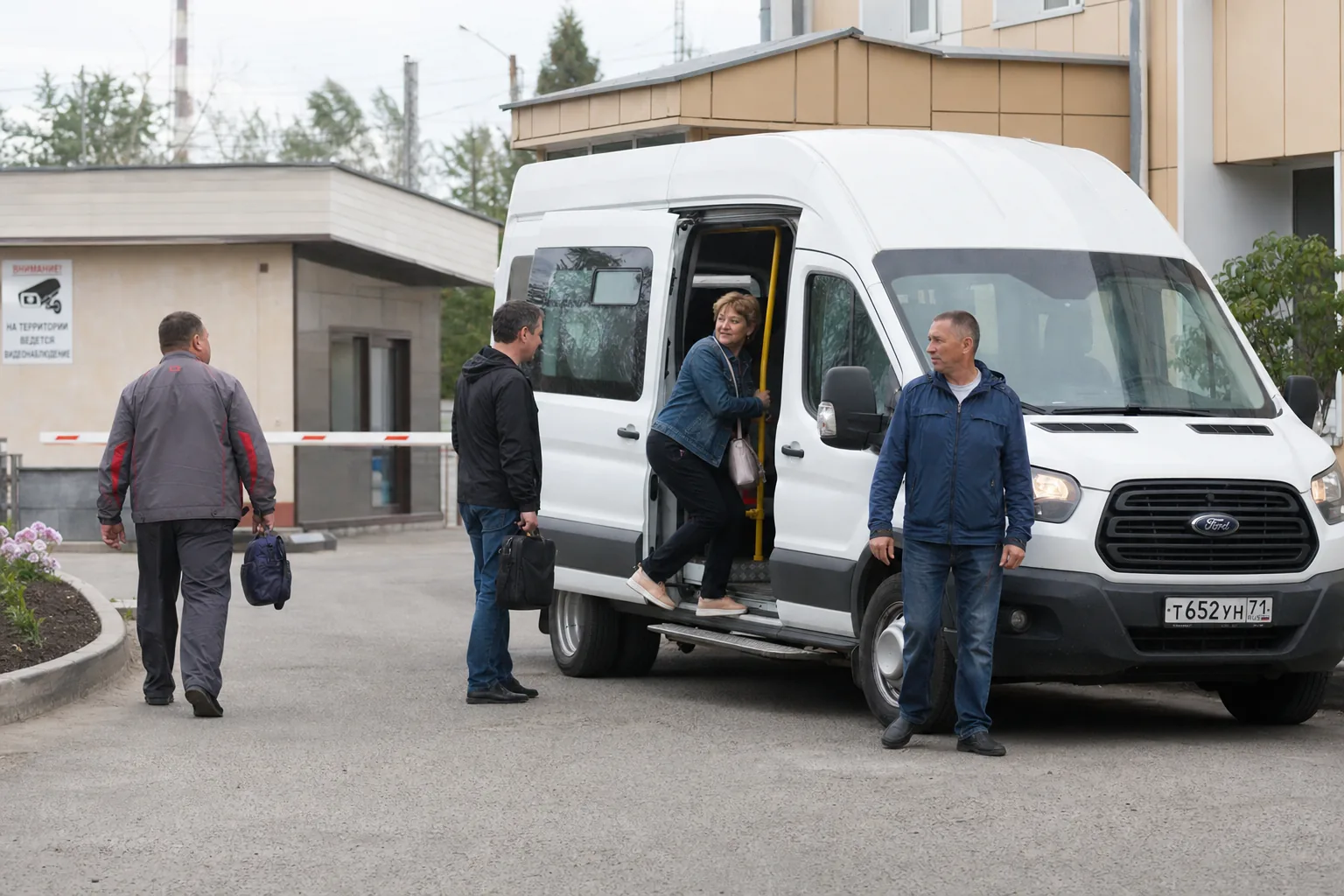 Сотрудники садятся в корпоративный микроавтобус перед рабочей поездкой